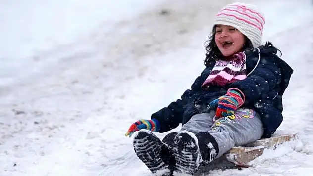 O ilçede yoğun kar yağışı nedeniyle taşımalı eğitime 1 gün ara verildi