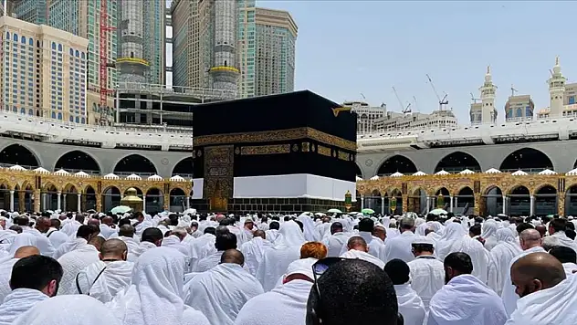 Diyanet'ten 'turist vizesiyle hac ibadeti' açıklaması