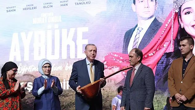 Cumhurbaşkanı Erdoğan'a, şehit öğretmen Aybüke Yalçın'ın bağlaması hediye edildi