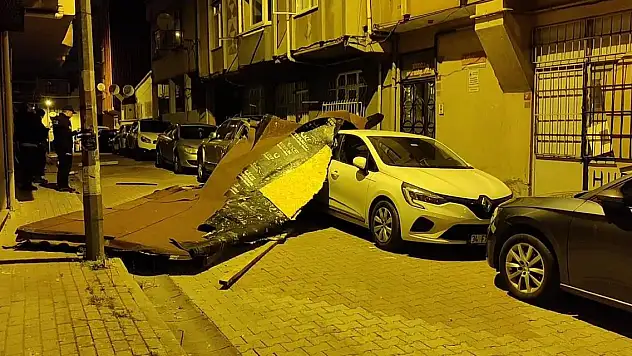 İstanbul'da fırtına: Binanın çatısı uçtu