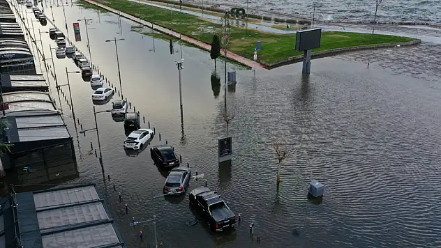 Deniz taştı, sokaklar su altında kaldı!