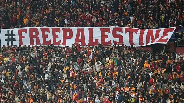 Galatasaray-Manchester United maçında 'Özgür Filistin' pankartı
