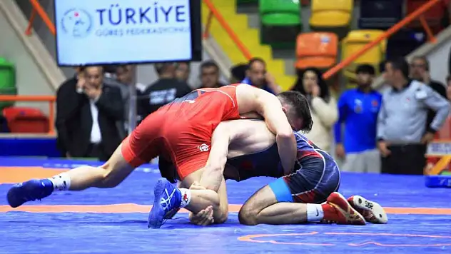 Konya'da Mahmut Demir Büyükler Serbest Güreş Türkiye Şampiyonası'nın resmi töreni yapıldı