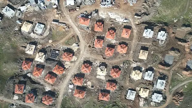 Depremzedeler için yapılan köy konutları yükseliyor