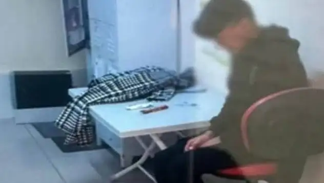 Çikolata için çocuğu market deposuna kapattılar