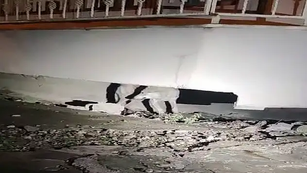 Gece kent merkezine indi... Ağır hasarlı binaların arasında göründü