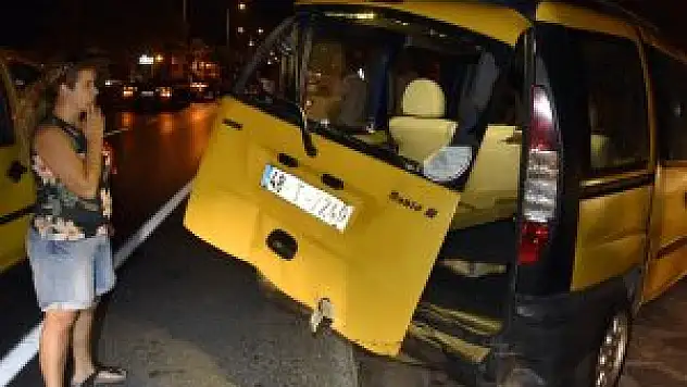 Yola çıkan inekler zincirleme kazaya neden oldu