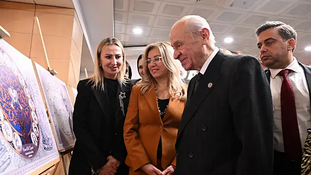 Bahçeli, kara kalem resim sergisine katıldı