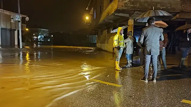 Sakarya'da yağış taşkınlara sebep oldu, iş yerleri sular altında kaldı