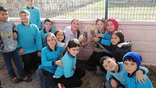 Konya Karapınar'da öğrenciler fidanları toprakla buluşturdu