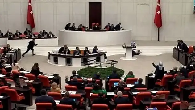 Saadet Partili Bitmez, TBMM Genel Kurulu'nda, kürsüde konuşurken fenalaşarak yere yığıldı