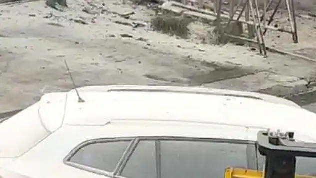 Yanan dükkanın önündeki  otomobil forklift ile kurtarıldı