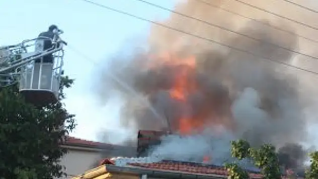 Evin çatısı alev alev yandı