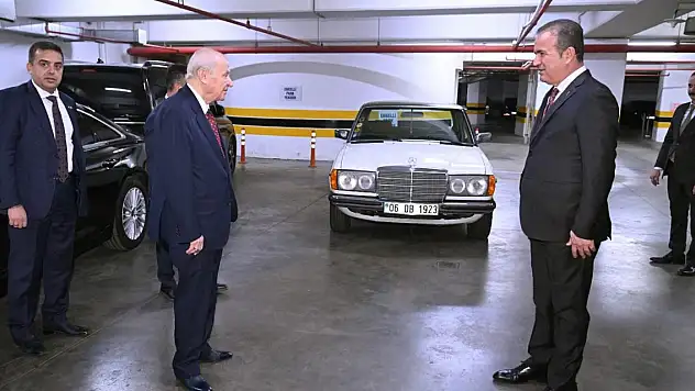 Bahçeli, klasik otomobilini hediye etti