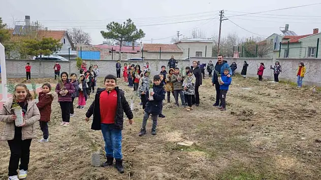 Konya Karapınar'da öğrenciler fidanları toprakla buluşturdu