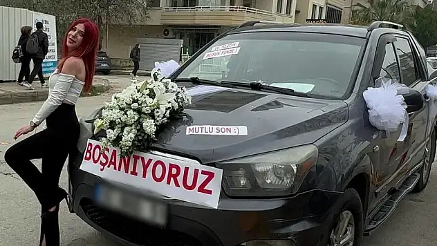 Boşanma davasına, 'Osman cehenneme kadar yolun var, boşanıyoruz' yazılı aracıyla gitti