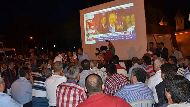 Karaman'da AK Partililer seçim zaferini Kent Meydanı'nda kutladı