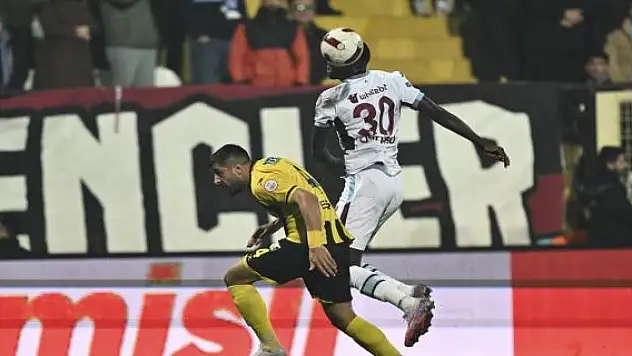 İstanbulspor hakem kararlarına tepki olarak sahadan çekildi