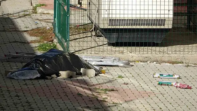 Okulun çatısını onarmak için çıktığı yerden düşüp canından oldu