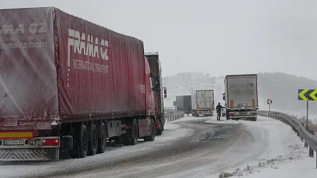 Kar nedeniyle yollar kapandı, tırlar mahsur kaldı