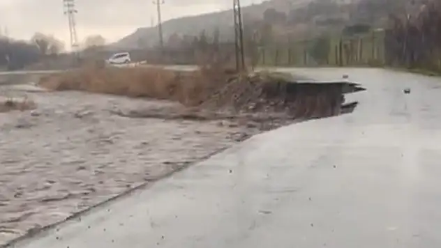 Şırnak'ta dereler taştı, yol çöktü