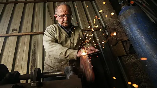 Baba yadigarı mesleğinde 45 yıldır demire şekil veriyor