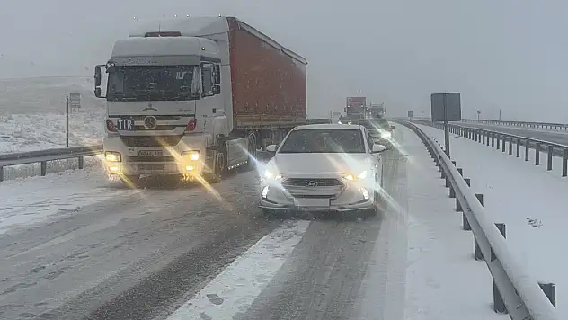 Sivas'ta yoğun kar yağışı trafikte aksamalara neden oldu