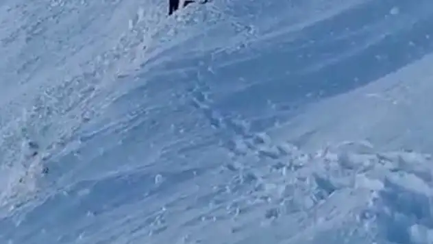 Van- Bahçesaray karayolunda terk edilen 2 araç, çığ altında kaldı