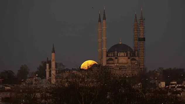 Selimiye Camii ile dolunay manzarası mest etti
