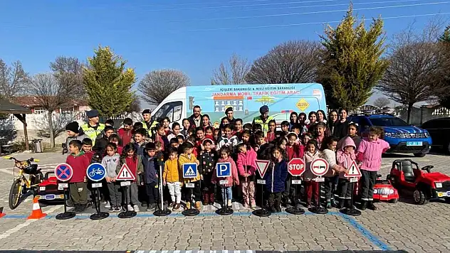 Konya Kulu'da jandarmadan öğrencilere trafik eğitimi