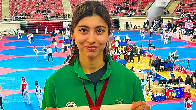 Konyalı Azra Türkiye ikincisi oldu