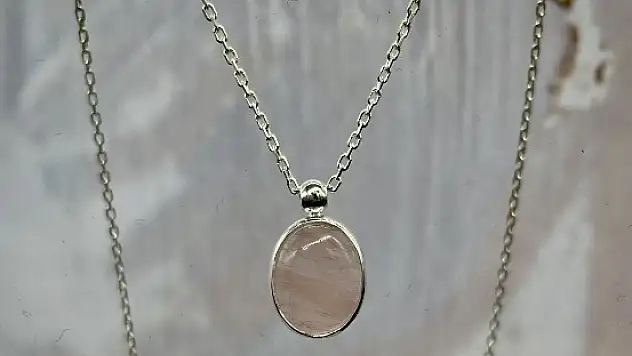 Birbirinden Şık Pembe Kuvars Taşı Kolye Modelleri