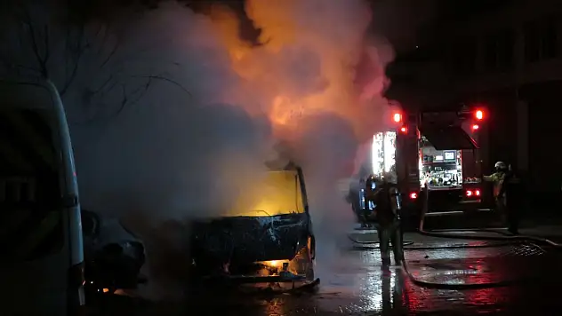 Karavan ve 3 otomobil yandı