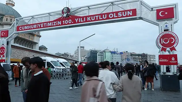 Taksim'de yeni yıla saatler kala hareketlilik başladı