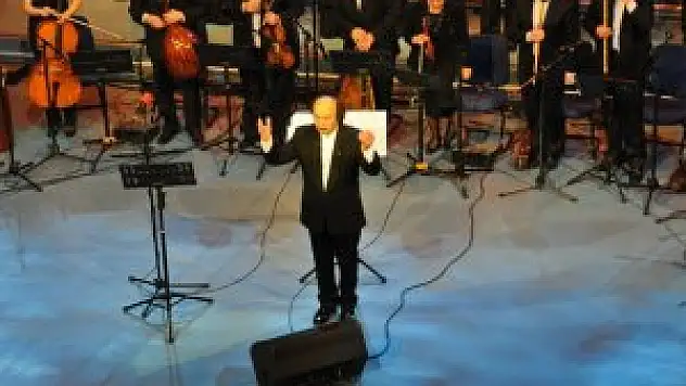 Hatipoğlu'na NEÜ Tarafından fahri doktora ünvanı verilmişti