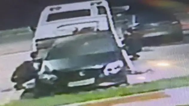 Çekiciyle otomobil çaldılar!