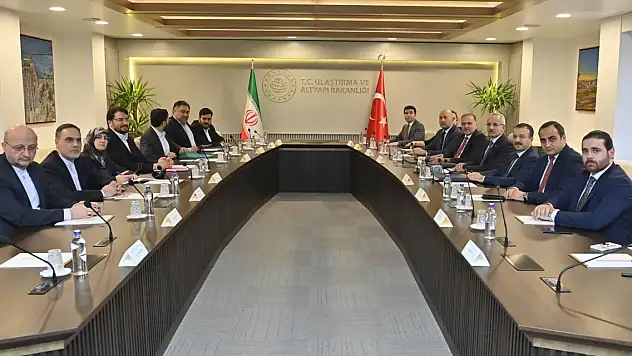 Bakan Uraloğlu, İran Yol ve Şehircilik Bakanı Bazrpash'ı ağırladı