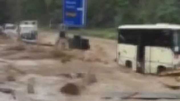 Şiddetli yağış nedeniyle bina çöktü: 2 ölü