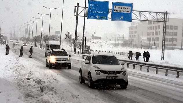 Bitlis'te kar yağışı 44 köy yolu kapandı, eğitime 1 gün ara verildi