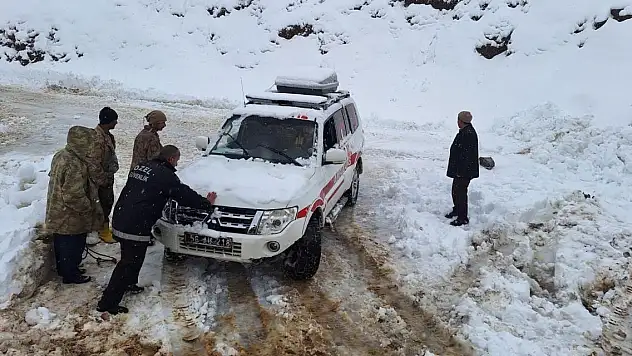 Kar nedeniyle köyde mahsur kalan hasta 2 saatlik çalışmayla hastaneye ulaştırıldı