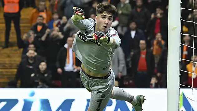 Kaleci Deniz, daha ilk maçında Bernardoni'yi geçti!