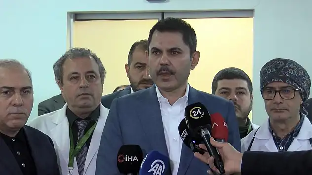 Murat Kurum bıçaklı saldırıya uğrayan Fatih Camii imamını ziyaret etti