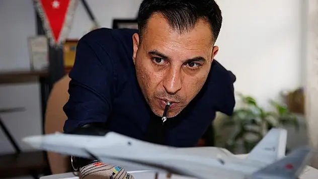 Ağzıyla tuttuğu kalemle Milli Muharip Uçak KAAN'ı modelledi