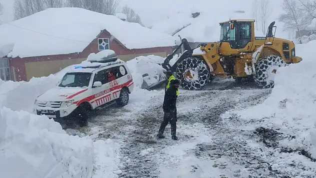Yolu kapanan köyde rahatsızlanan çocuk için seferber oldular