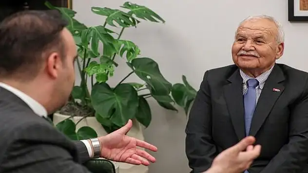 Bakan Kacır, ilk Türk astronot Alper Gezeravcı'nın ailesiyle görüştü