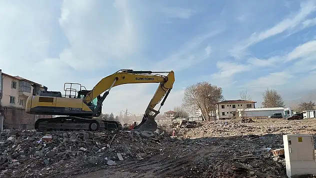 Deprem bölgesindeki çalışmalar 110 bin 450 çalışanla sürüyor