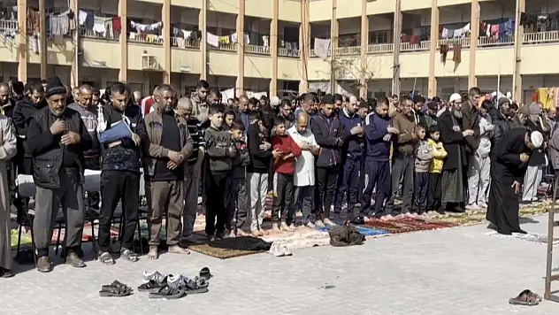 İsrail camileri yıktı: Gazzeliler cuma namazını sığındıkları okulda kıldı