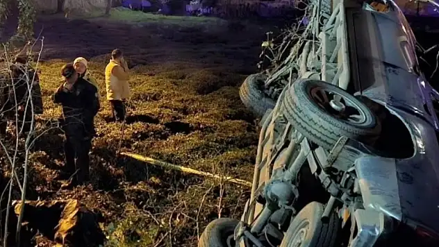 Artvin'de kamyonetin çaptığı anne ve oğlu öldü 1 yaralı