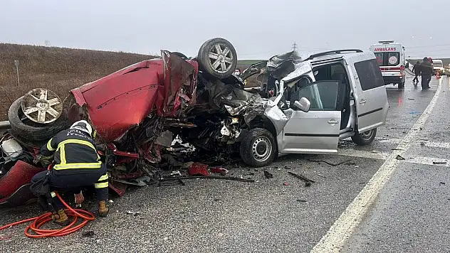 Otomobil ile hafif ticari araç çarpıştı: 2 ölü, 1 yaralı