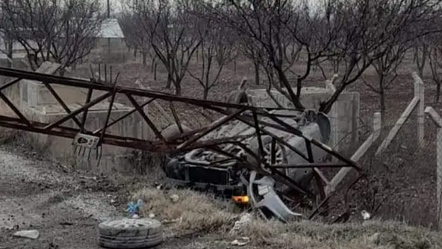 Yola düşen kabine çarpan otomobil takla attı: 2 yaralı